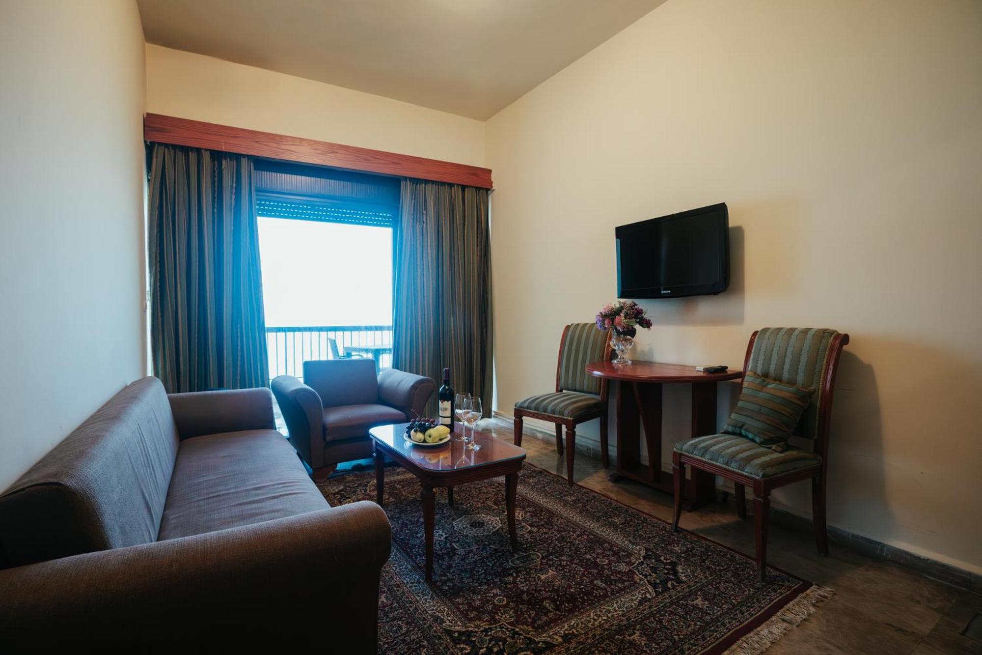 Holiday Suites Hotel & Beach Resort จูนิเย ภายนอก รูปภาพ