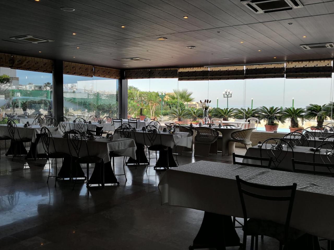 Holiday Suites Hotel & Beach Resort จูนิเย ภายนอก รูปภาพ